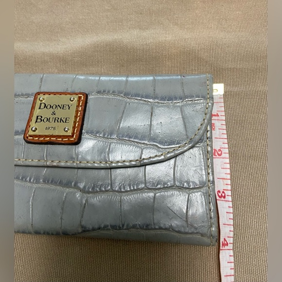 NWT Dooney & Bourke Croc- Embossed Leather Light Grey Wallet Gold Tone Hardware - Picture 13 of 15